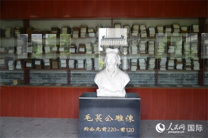 河間詩經(jīng)齋毛萇雕像。雕像后書櫥中陳列的是歷代各版本《詩經(jīng)》及譯本。 人民網(wǎng) 趙昭攝