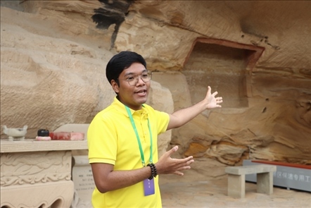 外國(guó)博主邂逅“塞上碑林”紅石峽 讀懂崖壁上的“榆林史詩”_fororder_圖片33