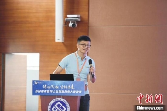 選手進(jìn)行路演。楊華峰 攝