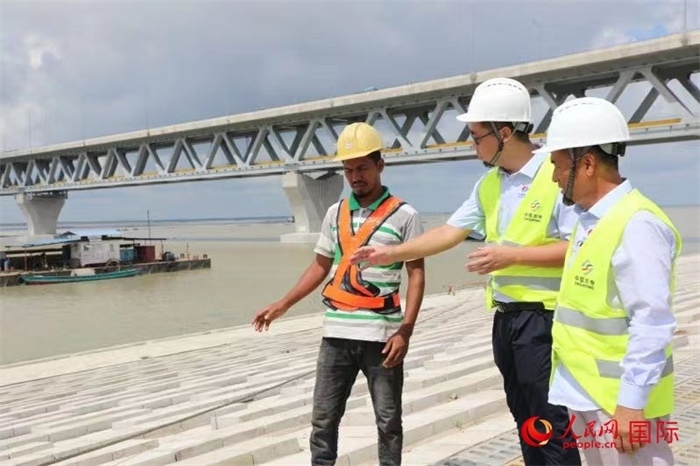 孟加拉國帕德瑪大橋河道整治工程北岸整治區(qū)域長1.5千米，南岸長11.5千米，是目前世界上規(guī)模最大的河道整治工程。人民網(wǎng)記者 孫廣勇攝