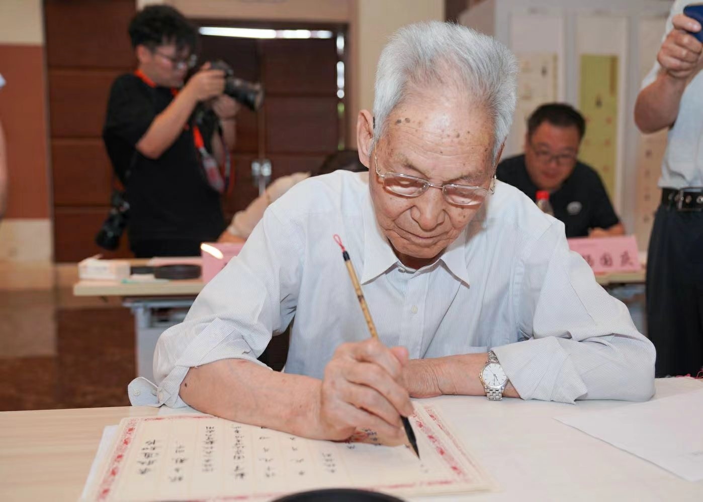 老教授們用毛筆書(shū)寫(xiě)2023級(jí)新生錄取通知書(shū)。校方供圖