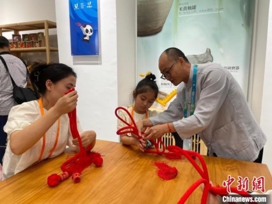 市民體驗(yàn)制作吉祥如意結(jié)。祝歡 攝