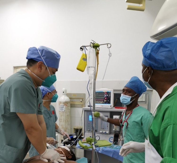 麻醉科李學(xué)斌醫(yī)生和手術(shù)室護(hù)士趙鈺進(jìn)行復(fù)蘇搶救。中國(guó)第二十九批援幾內(nèi)亞醫(yī)療隊(duì)供圖