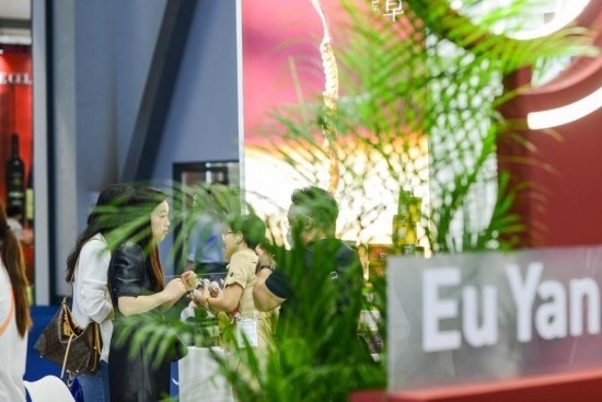 RCEP成員國企業(yè)亮相第三屆消博會(huì)。2023年4月12日，參觀者在新加坡企業(yè)余仁生的展臺(tái)了解產(chǎn)品。新華社記者王澤聰攝