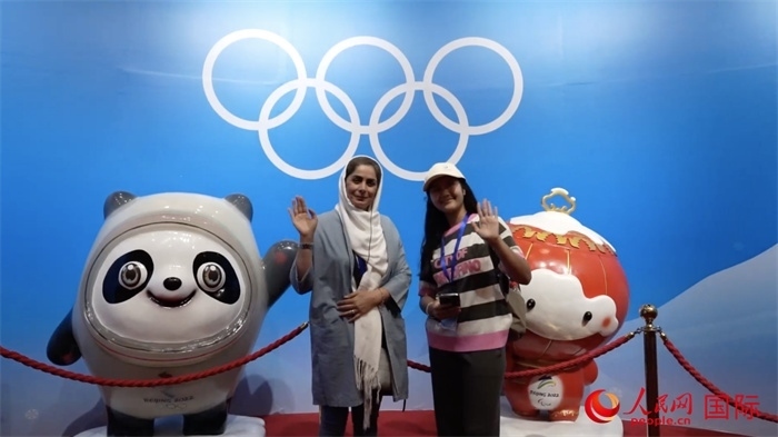 “上合小記者”與2022北京冬奧會(huì)吉祥物合影。實(shí)習(xí)生 方明軒攝