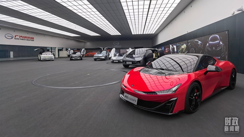 今年4月，習(xí)近平考察廣汽埃安新能源汽車(chē)股份有限公司，了解企業(yè)推動(dòng)制造業(yè)高端化、智能化、綠色化等情況。（總臺(tái)央視記者石丞拍攝）