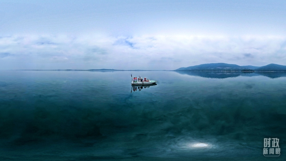 丹江口水庫(kù)，工作人員正在采集水樣。（總臺(tái)國(guó)廣記者李晉拍攝）