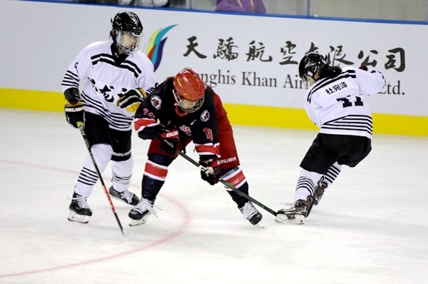 上海隊(duì)田博雅(中)與黑龍江隊(duì)杜宛澤爭搶。人民網(wǎng)記者 胡雪蓉?cái)z