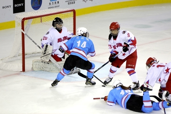 廣東隊(duì)球員與北京隊(duì)球員禁區(qū)混戰(zhàn)。人民網(wǎng)記者 胡雪蓉?cái)z