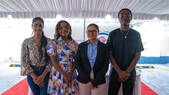 四名獲得中海油獎學金的學生合影。中海油圭亞那有限公司供圖