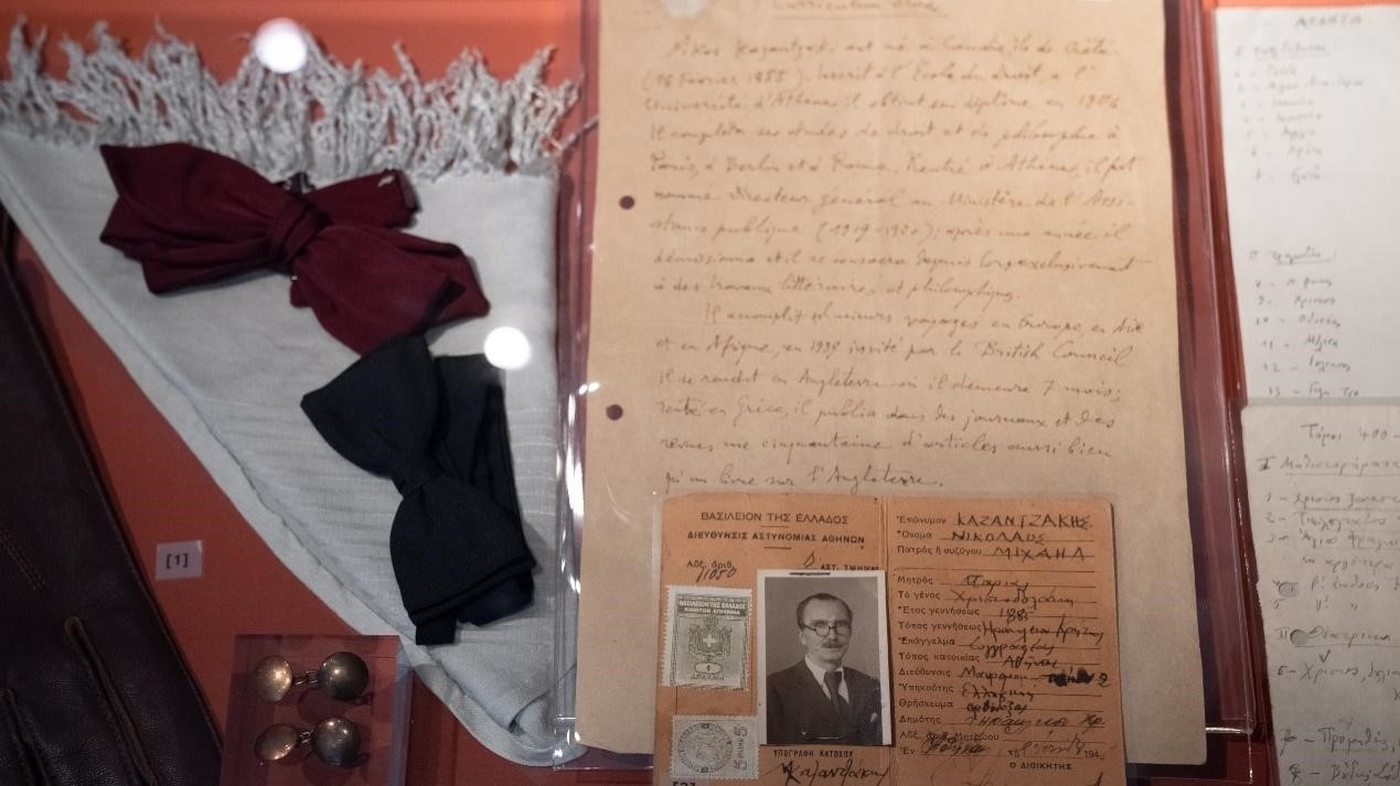 卡贊扎基斯的法語(yǔ)簡(jiǎn)歷。人民網(wǎng)記者 葛泰佚攝