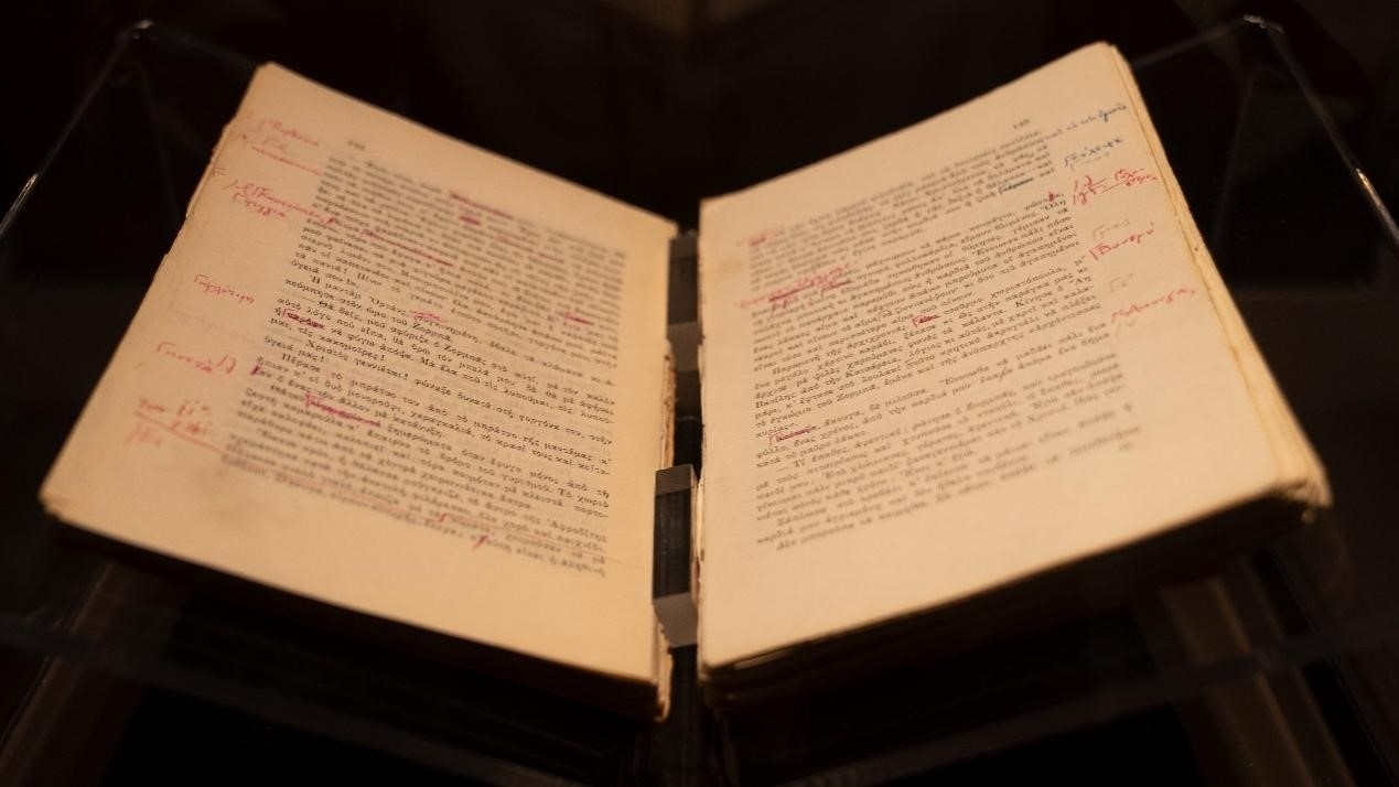 《希臘人左巴》初印后，卡贊扎基斯的修改批注。人民網(wǎng)記者 葛泰佚攝