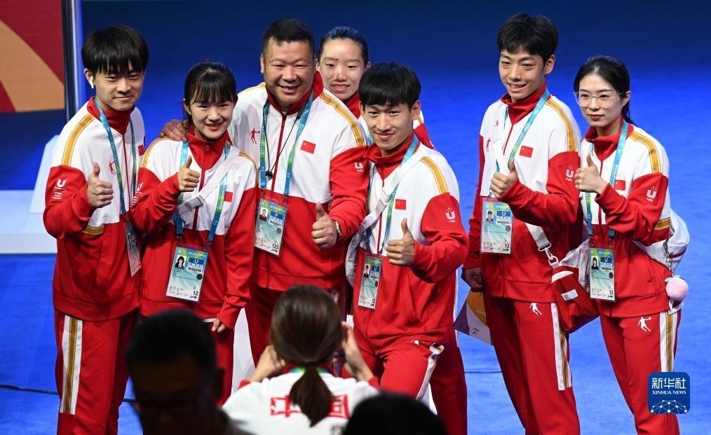 7月22日，中國代表團(tuán)部分成員在歡迎儀式后合影。新華社記者 王曦 攝