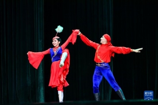 7月21日，哈薩克斯坦薩爾塔納國家舞蹈團(tuán)的演員在演出。