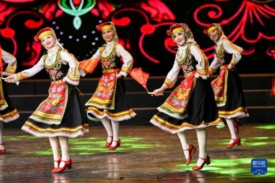 7月21日，哈薩克斯坦薩爾塔納國家舞蹈團(tuán)的演員在演出。