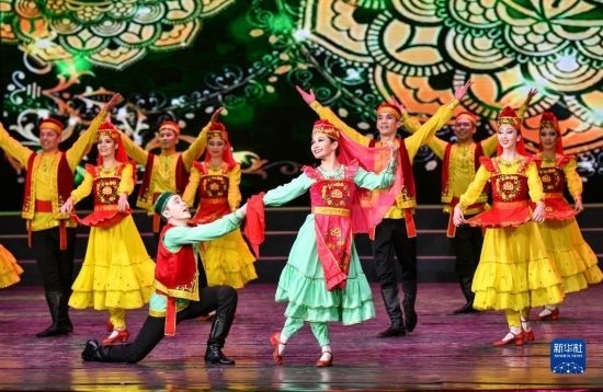 7月21日，哈薩克斯坦薩爾塔納國家舞蹈團(tuán)的演員在演出。