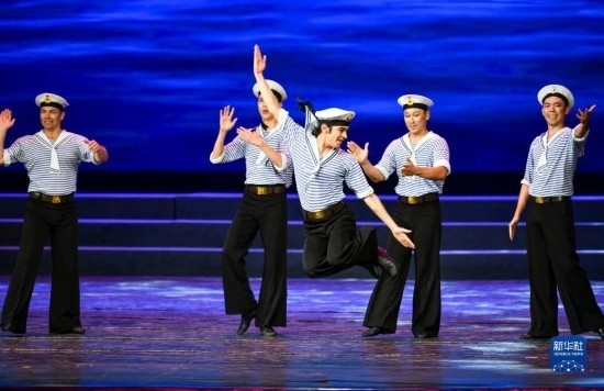 7月21日，哈薩克斯坦薩爾塔納國家舞蹈團(tuán)的演員在演出。