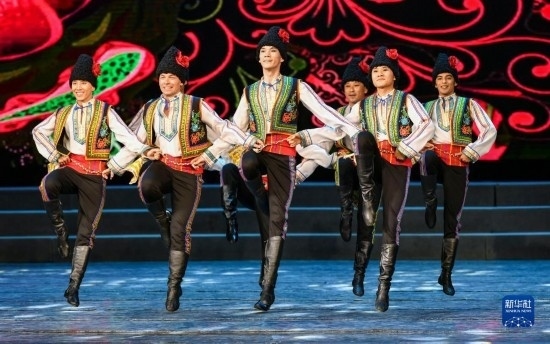 7月21日，哈薩克斯坦薩爾塔納國家舞蹈團(tuán)的演員在演出。