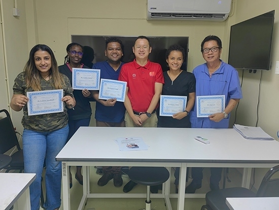 醫(yī)療隊(duì)成員與部分學(xué)員合影。第18期援圭亞那醫(yī)療隊(duì)供圖