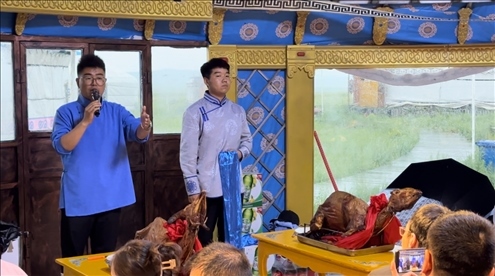 圖為草原蒙古包全羊宴。人民網記者 金洪花攝