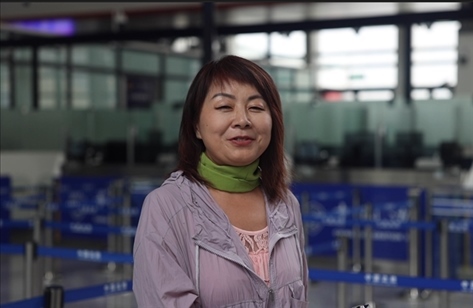 7月22日，曾經(jīng)在老撾瑯勃拉邦工作過3年的加拿大華僑孫月玲乘坐中老鐵路國際旅客列車從中國出境。衛(wèi)海林 攝