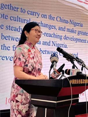 中國(guó)駐拉各斯總領(lǐng)館總領(lǐng)事嚴(yán)宇清致辭。駐拉各斯總領(lǐng)館供圖