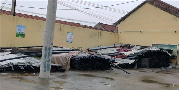 至今仍堆放在村委會院里的自來水管道。 人民網(wǎng)記者 金慧慧攝