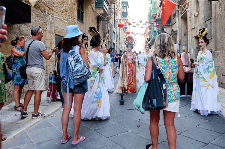 圖為花燈點亮儀式現(xiàn)場。 馬耳他中國文化中心供圖