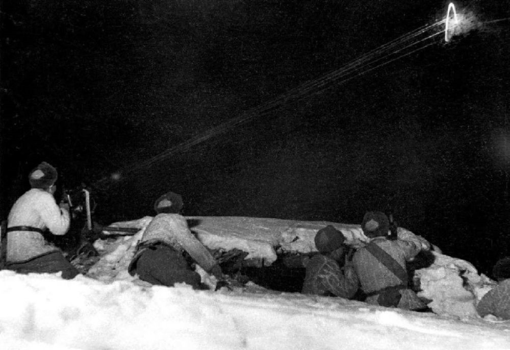  ↑1950年12月，在朝鮮長津湖，中國人民志愿軍第27軍連隊(duì)機(jī)槍手向美軍陣地射擊。新華社發(fā)（張崇岫 攝）