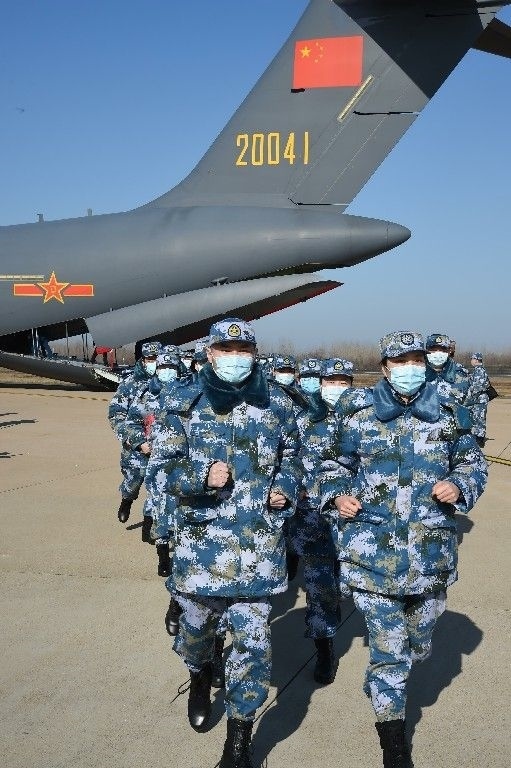 ↑2020年2月17日，一批軍隊(duì)支援湖北醫(yī)療隊(duì)員抵達(dá)武漢天河機(jī)場。新華社記者 黎云 攝