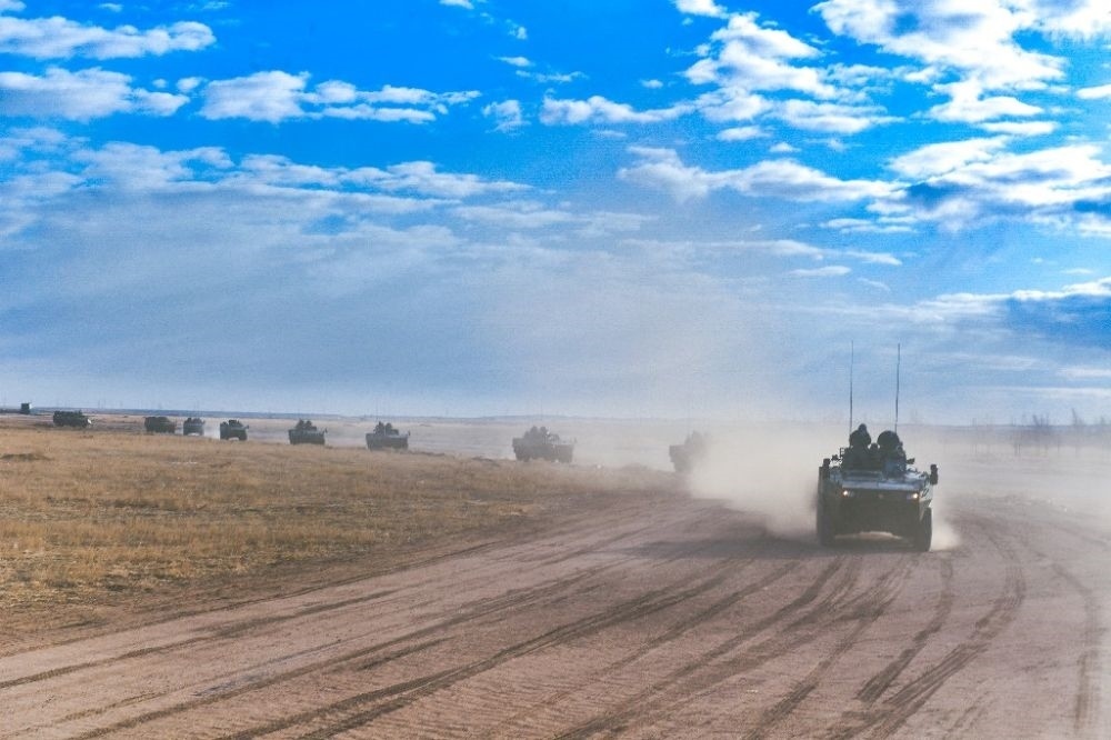 ↑陸軍第81集團(tuán)軍某旅“松骨峰特功連”隨所在營進(jìn)行長途機(jī)動（2022年4月12日攝）。新華社發(fā)（李乃超 攝）