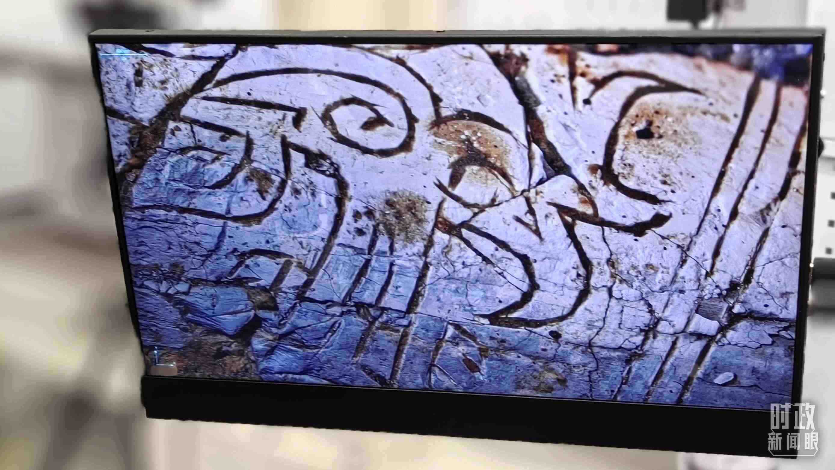 △顯微鏡下，三星堆文物的紋路清晰可見。（總臺央視記者王萌萌拍攝）