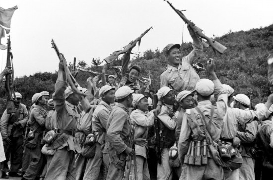  這是中國人民志愿軍和朝鮮人民軍一起歡慶戰(zhàn)斗勝利。新華社發(fā)（資料照片）