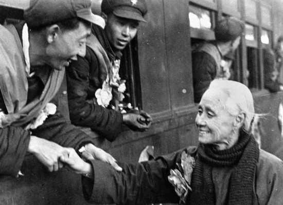 全國的鐵路工人們，一批批地志愿前往朝鮮前線工作，這是隴海路的鐵路工人魏志杰在臨行時和他母親告別的情形。新華社發(fā)（資料照片）