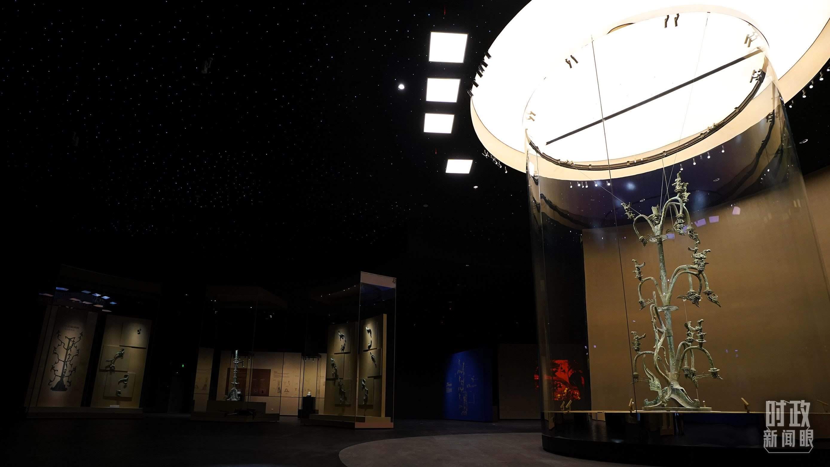 △三星堆出土的青銅神樹。（總臺國廣記者李晉拍攝）