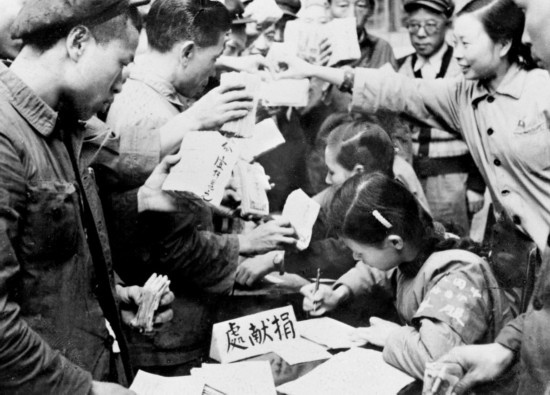 全國各地工商界踴躍捐獻款項，支援志愿軍。這是重慶市工商業(yè)者捐獻的情形。新華社發(fā)（資料照片）