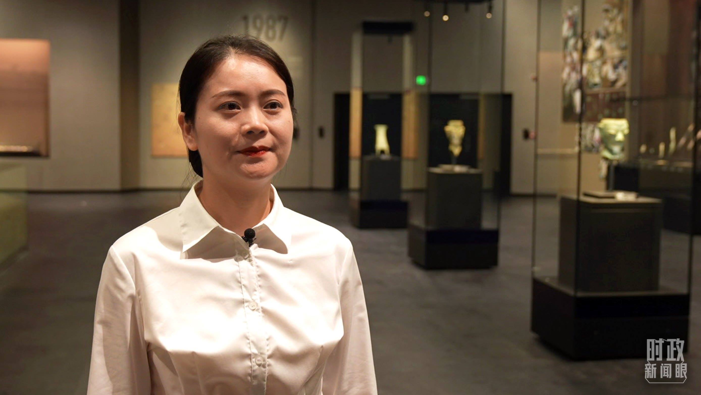 △當(dāng)天現(xiàn)場負(fù)責(zé)講解的三星堆博物館公眾服務(wù)部程靜。（總臺央廣記者馬喆拍攝）