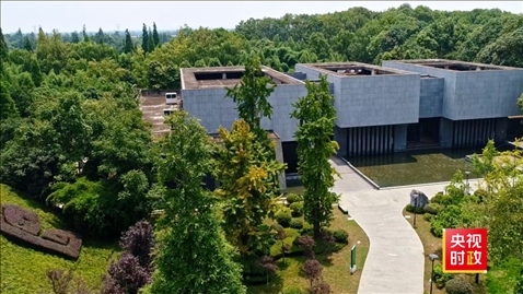 △2021年正式投入使用的三星堆文物保護(hù)修復(fù)館，堅持保護(hù)修復(fù)與考古研究同步進(jìn)行，館內(nèi)分文保工作區(qū)和參觀區(qū)。