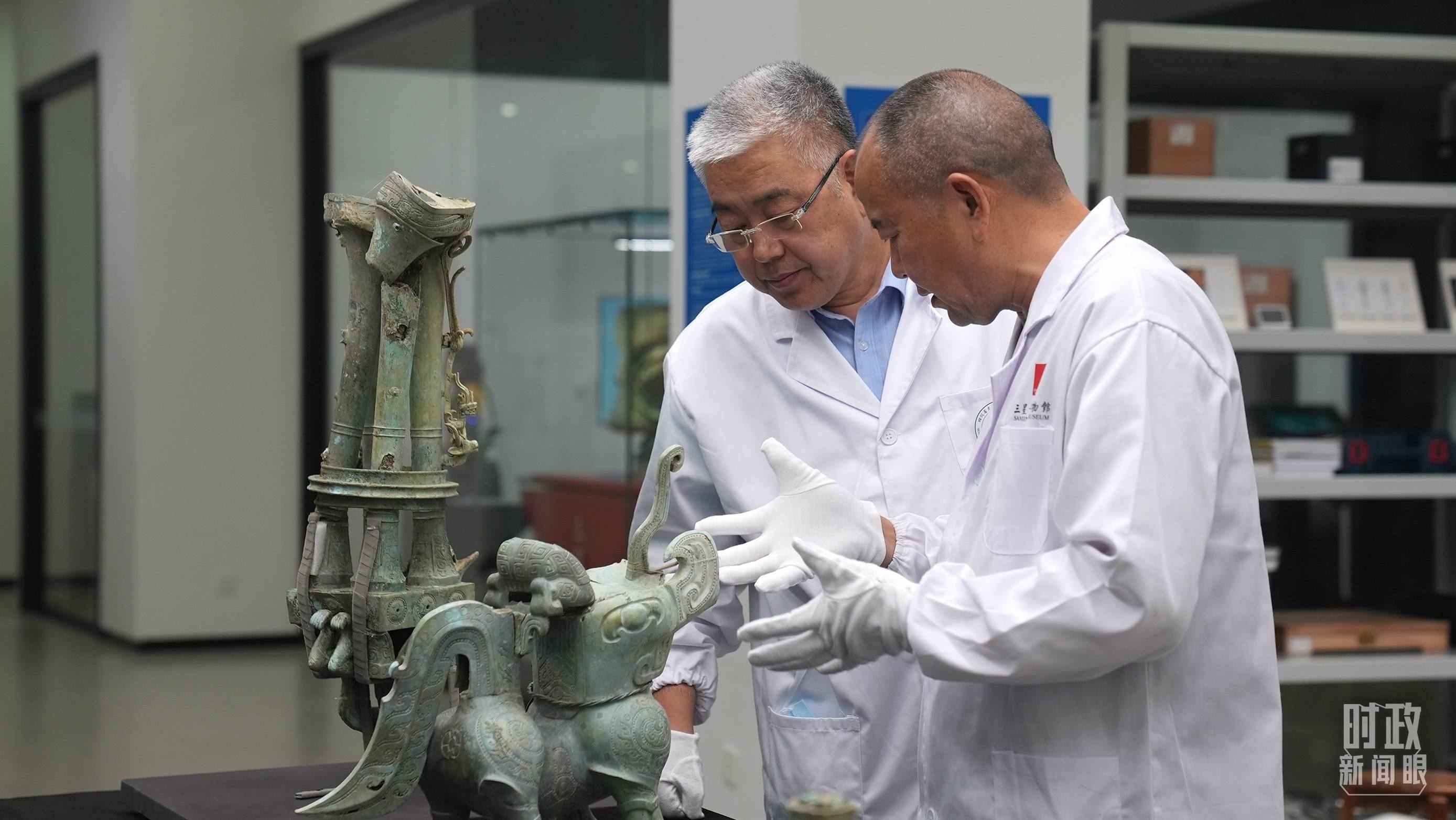 △三星堆文保專家正在就修復(fù)方案進(jìn)行討論。（總臺央視記者劉琦拍攝）