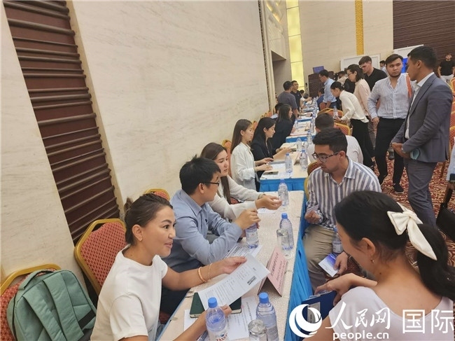 圖為中企代表與哈留華畢業(yè)生現(xiàn)場交流。人民網(wǎng)記者 李強(qiáng)攝