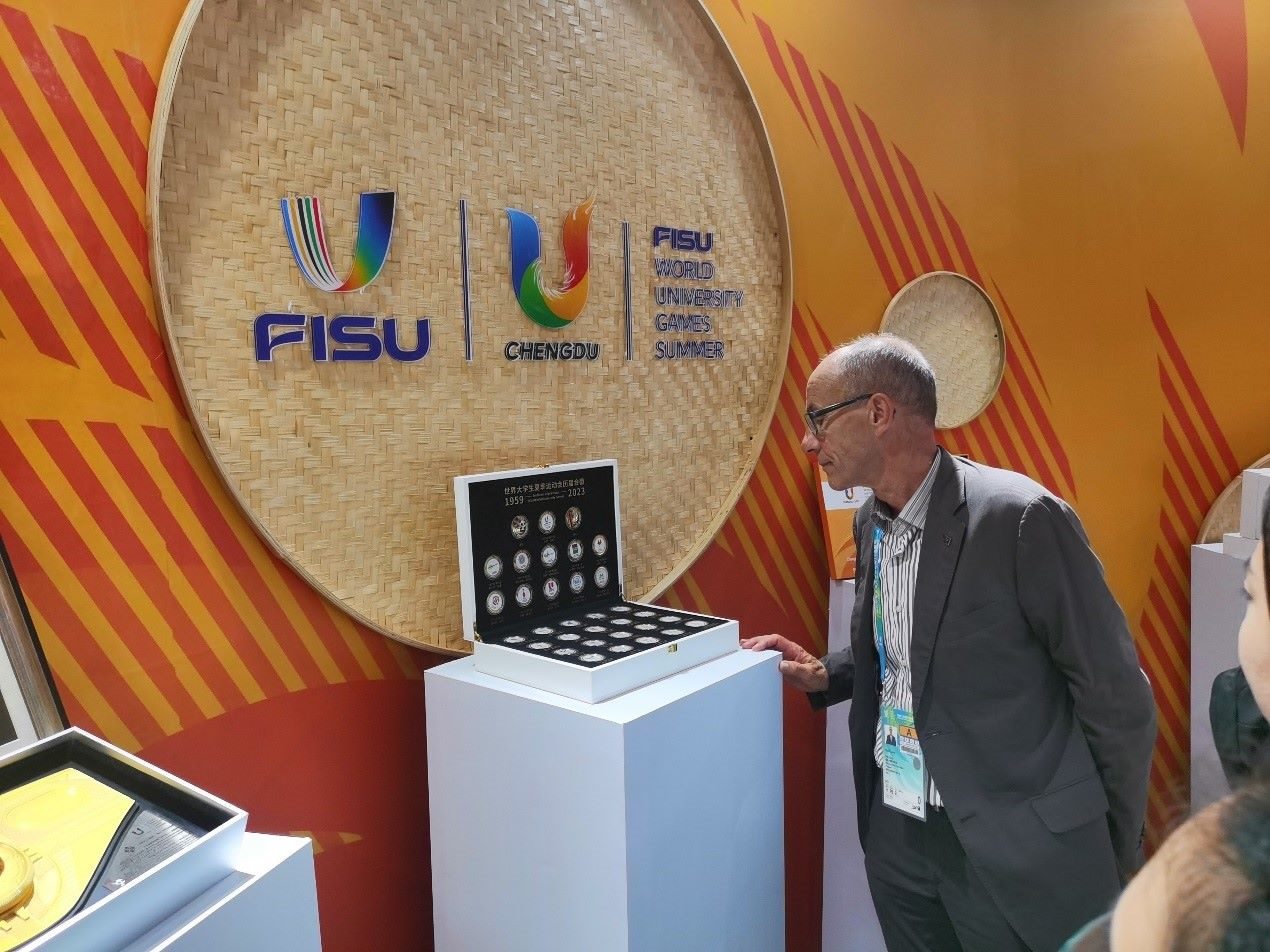 國際大體聯(lián)代理主席雷諾·艾德參觀大運會特許商品。 人民網記者 楊磊攝