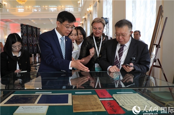 中俄圖書館論壇嘉賓共同參觀由俄羅斯國立列寧圖書館舉辦的館藏中國古籍善本圖書展。人民網(wǎng)記者 隋鑫攝）