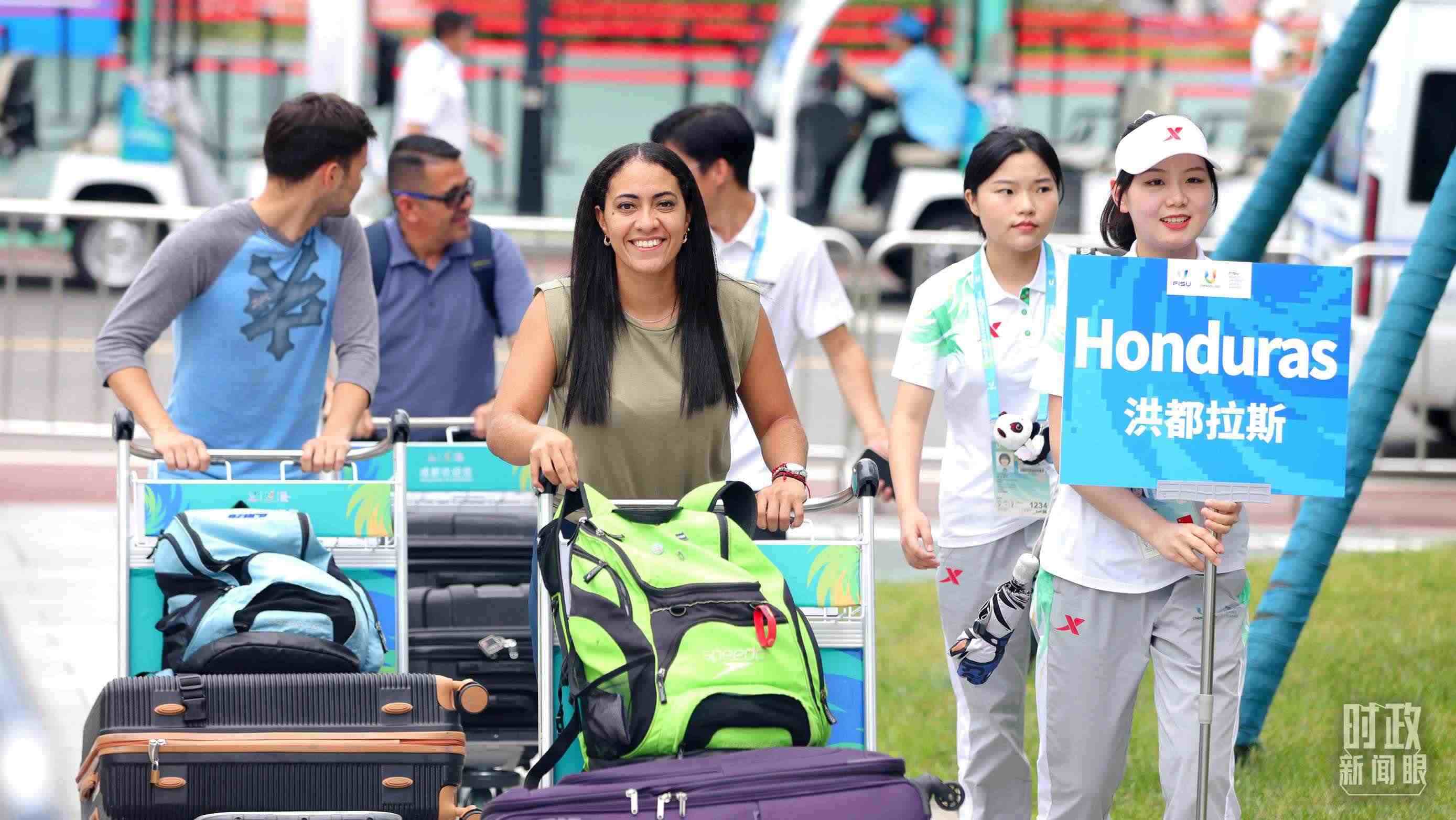 各國代表團成員相繼抵達(dá)成都大運村。（總臺央視記者魏幫軍拍攝）