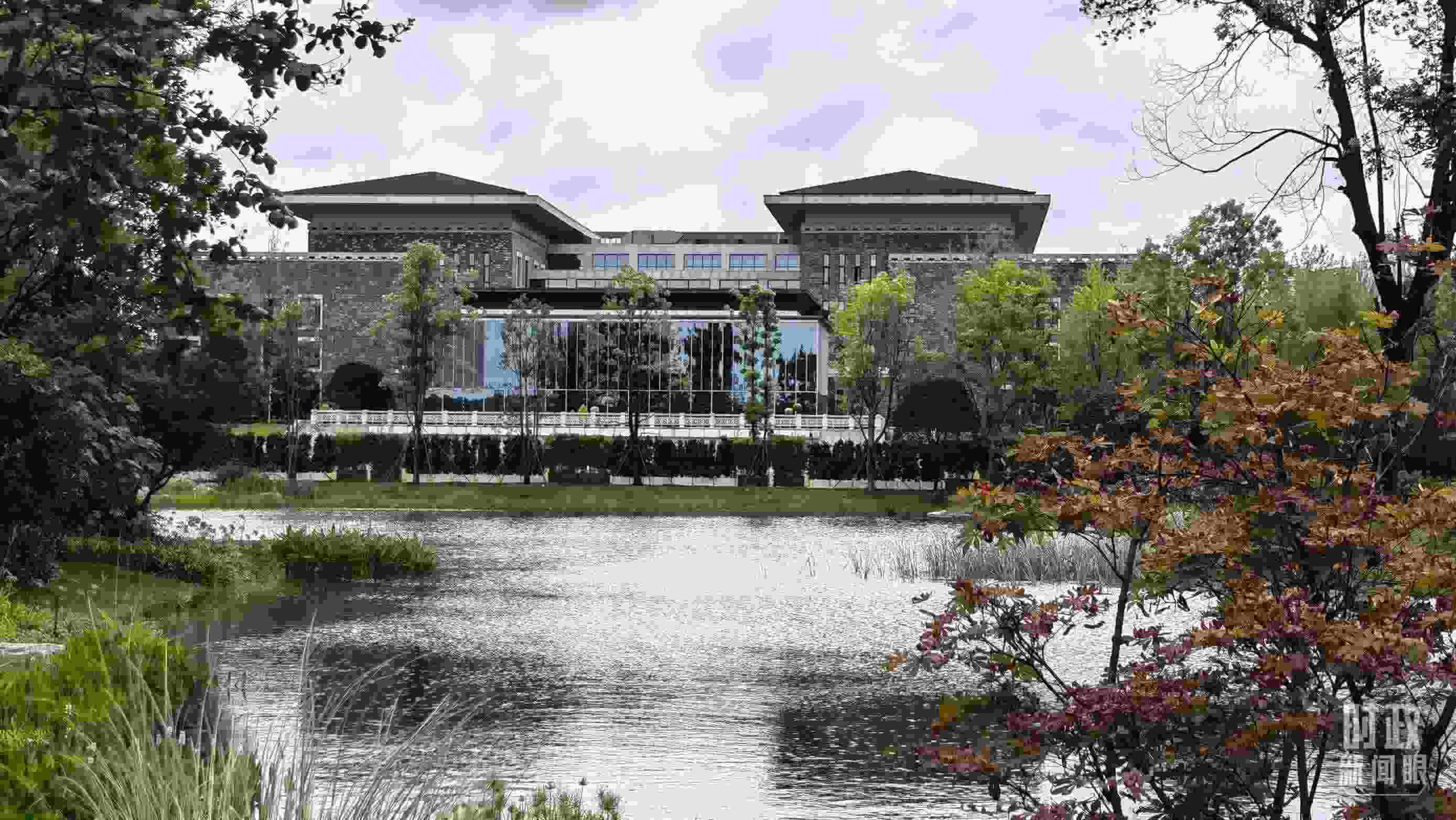 當(dāng)天，中印尼兩國元首在“錦蓉莊”舉行會見。（總臺央視記者韓銳拍攝）