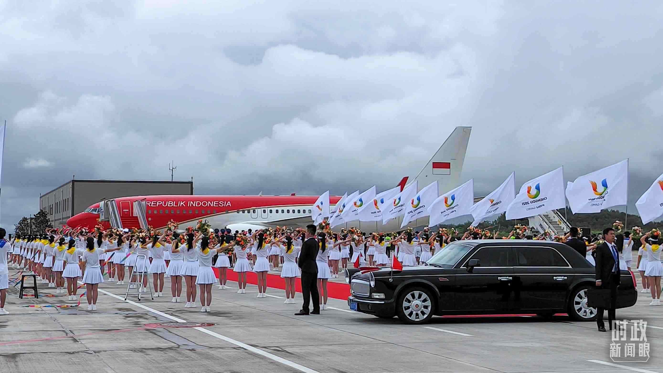 7月27日下午，印尼總統(tǒng)佐科抵達(dá)成都。（總臺央視記者王子杭拍攝）