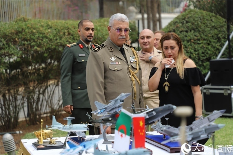 圖為與會(huì)嘉賓參觀招待會(huì)設(shè)置的武器裝備模型展臺(tái)。人民網(wǎng)記者 王傳寶攝