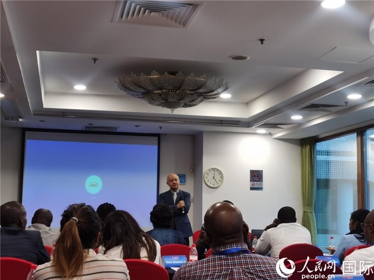 王鯤與研修班學(xué)員互動(dòng)交流。 人民網(wǎng) 孫鴻宇攝