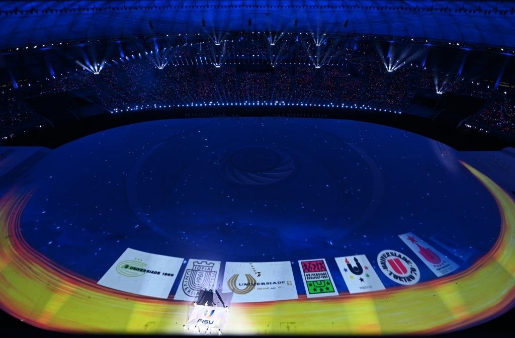 7月28日，國際大學生體育聯(lián)合會會旗在開幕式上入場。新華社記者劉磊攝