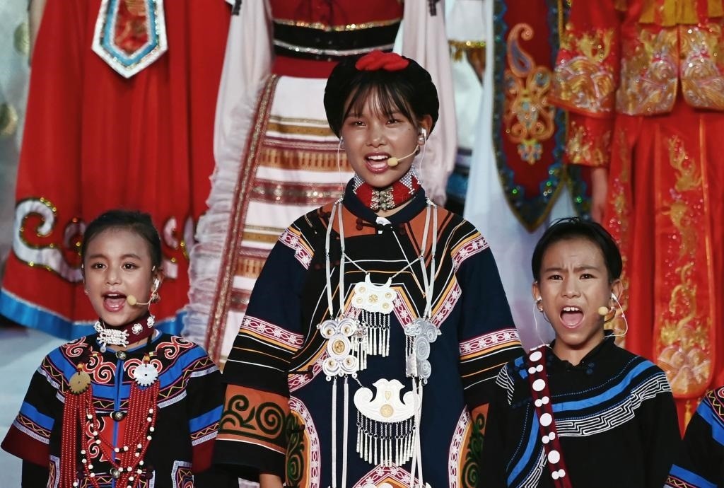 7月28日，吉好有果（中）在開幕式上表演。新華社記者陳澤國攝