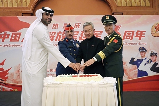 圖為招待會上中阿嘉賓合影。中國駐阿聯(lián)酋大使館供圖